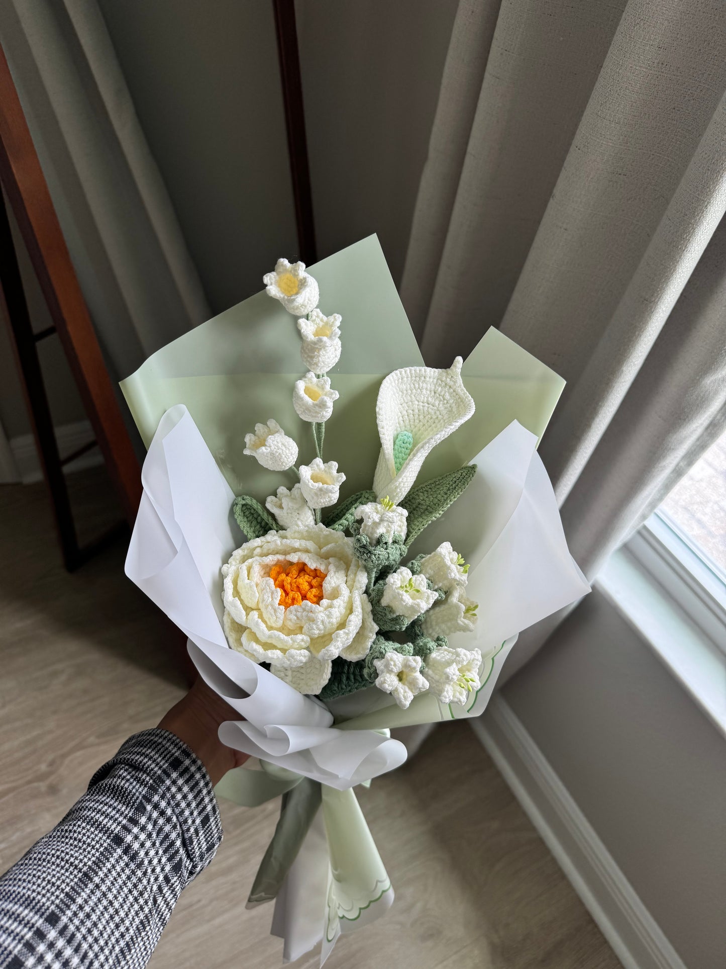 Ivory Whisper Crochet Bouquet – White Peony, Calla Lily & Soft Wild Bell Blooms