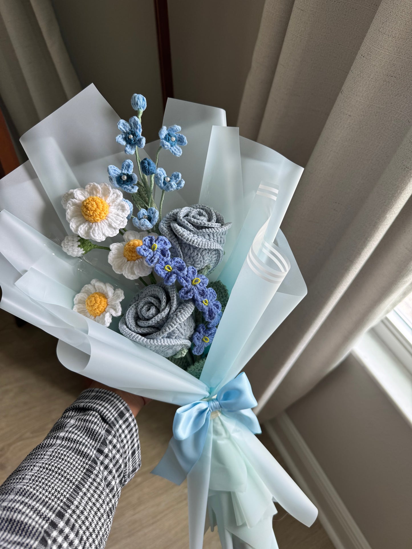Morning Sky Crochet Bouquet – Blue Roses, White Daisies & Delicate Blue Bloom