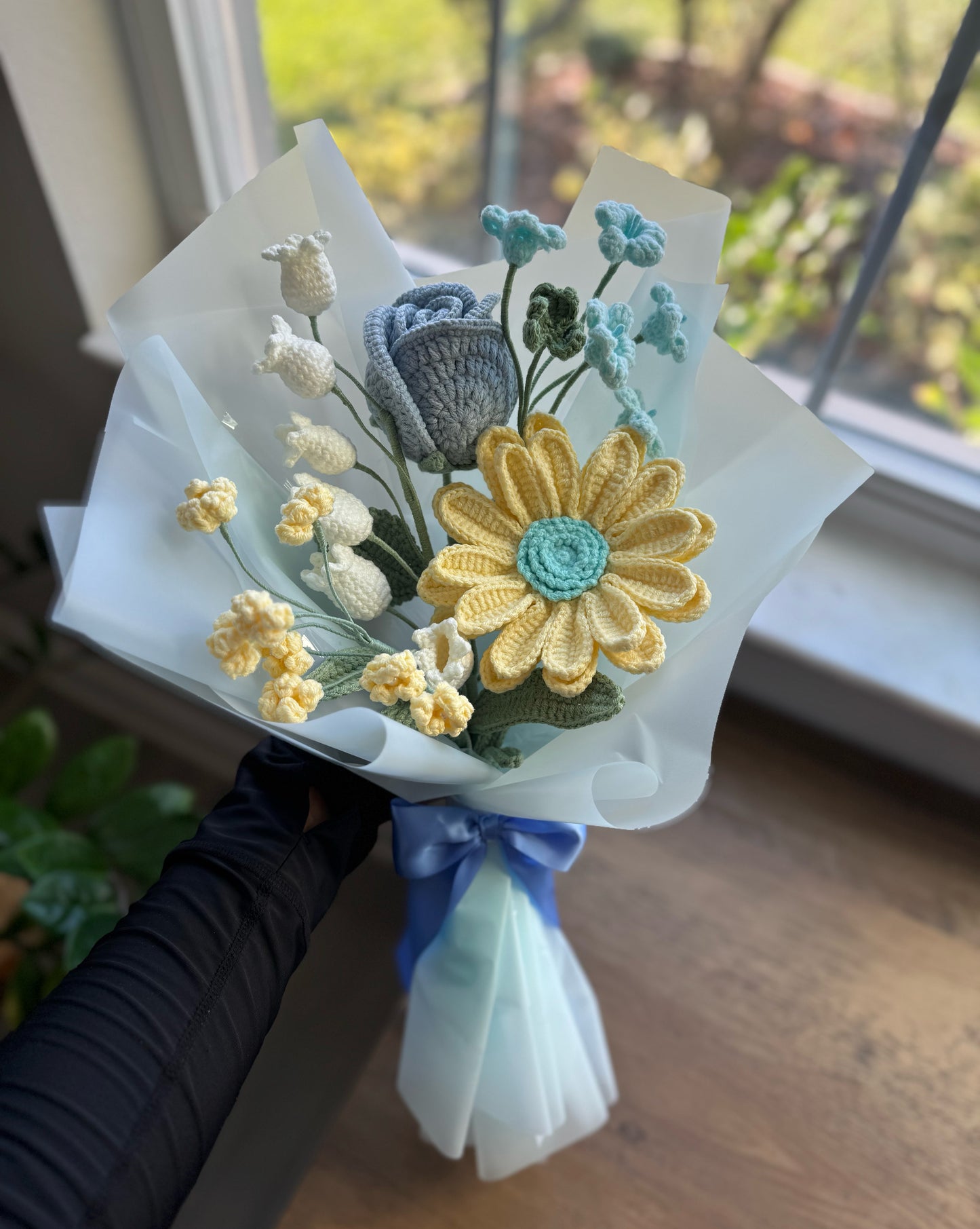 Skywhisper Garden Bouquet – Blue Rose, Frosted Gerbera & Cloudlight Blooms