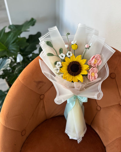 Sweet Summer Story – Crochet Sunflower Bouquet with Bee & Pink Ranunculus