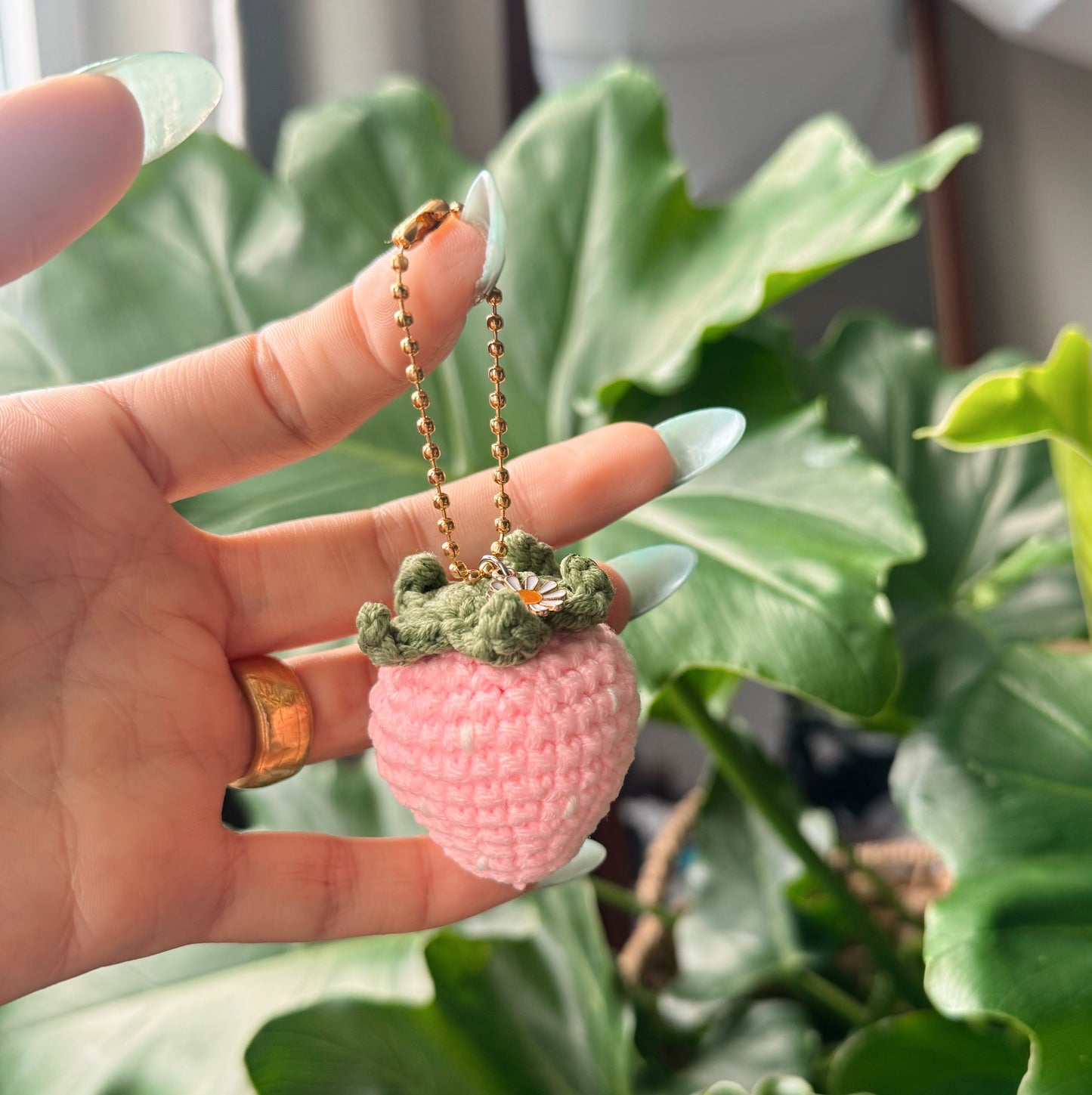 Handmade Crochet Strawberry Keychain with Daisy Charm – Cute Cottagecore Bag Charm, Kawaii Fruit Keyring Gift 🍓🌼