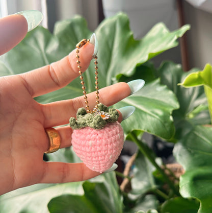 Handmade Crochet Strawberry Keychain with Daisy Charm – Cute Cottagecore Bag Charm, Kawaii Fruit Keyring Gift 🍓🌼