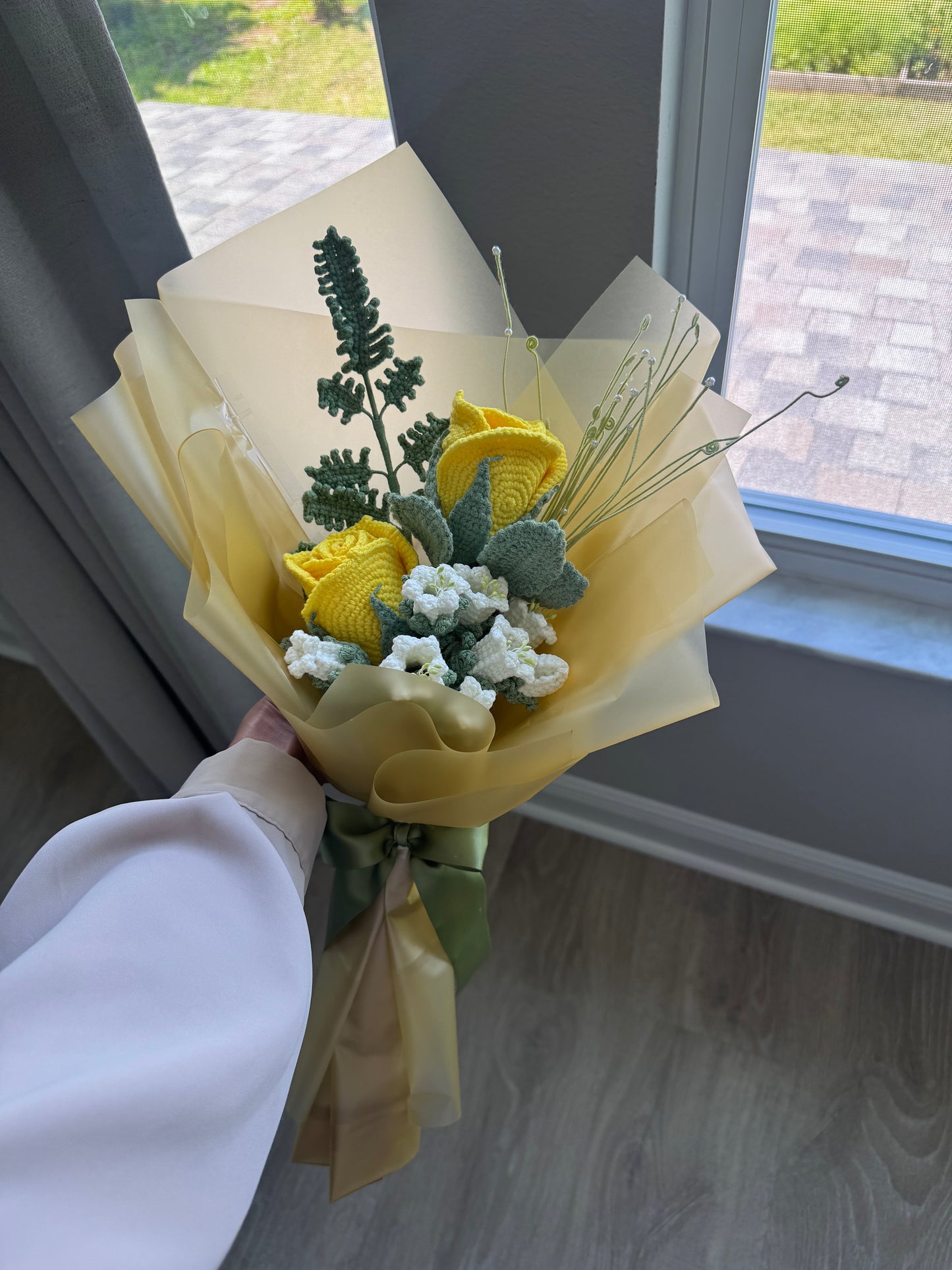 Sunshine Luxe Crochet Bouquet – Yellow Roses, Harebell & Fern in Gold Transparent Wrap