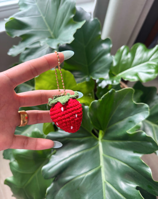 Handmade Crochet Strawberry Keychain with Daisy Charm – Cute Cottagecore Bag Charm, Kawaii Fruit Keyring Gift 🍓🌼