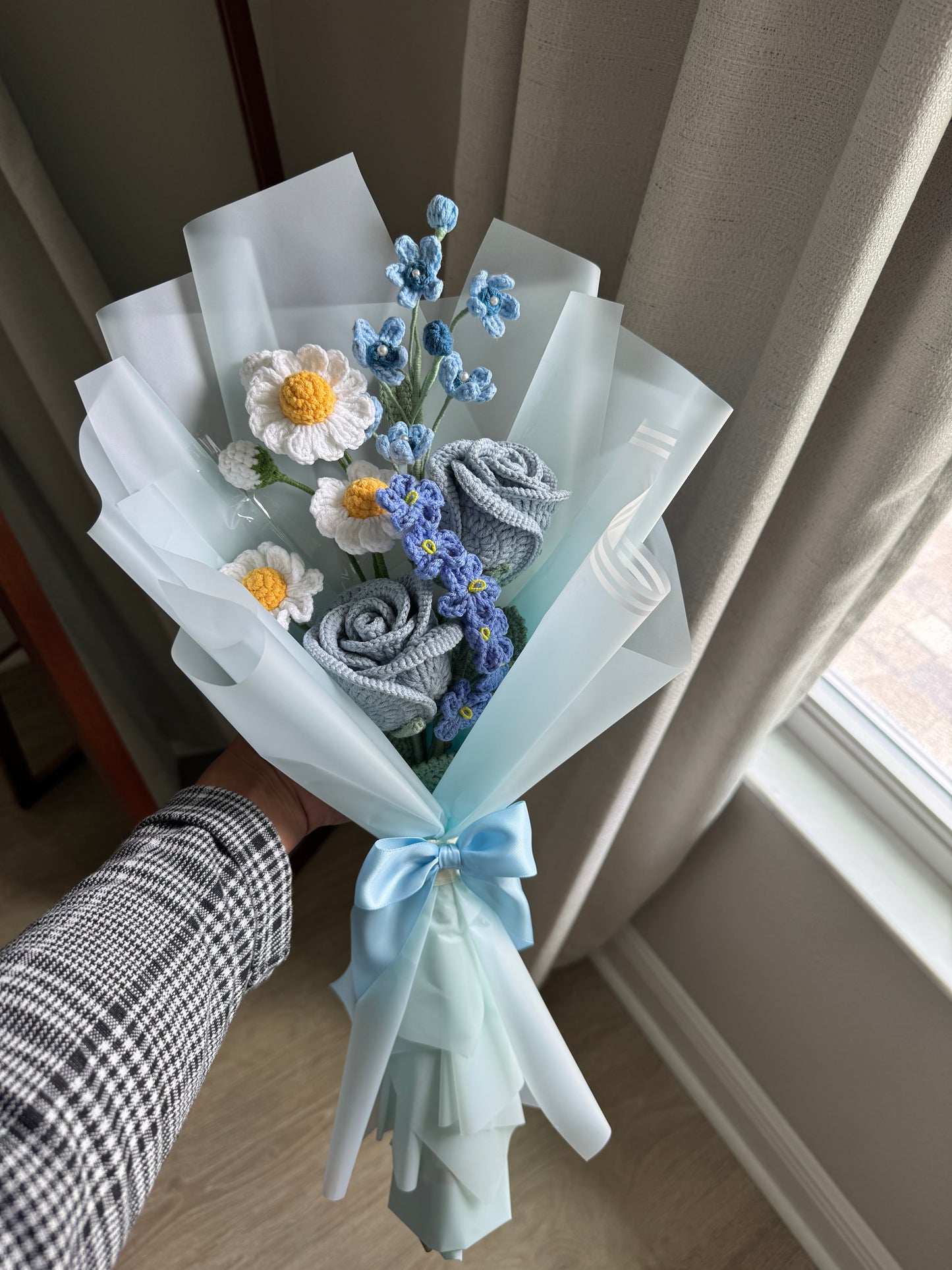 Morning Sky Crochet Bouquet – Blue Roses, White Daisies & Delicate Blue Bloom