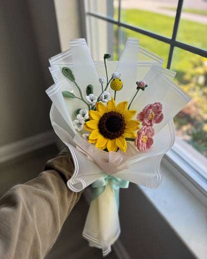 Sweet Summer Story – Crochet Sunflower Bouquet with Bee & Pink Ranunculus