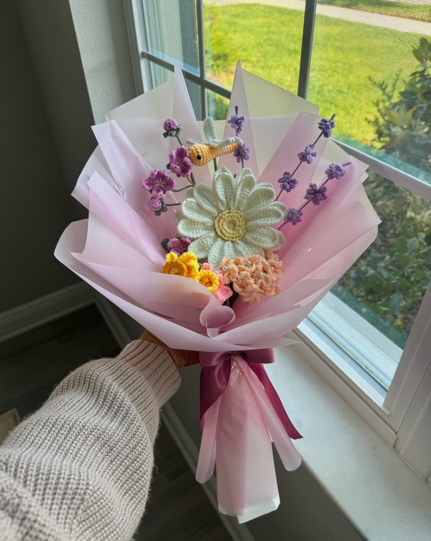 Sunlit Meadow Whispers – White Gerbera with Lavender, Daffodils & Dragonfly