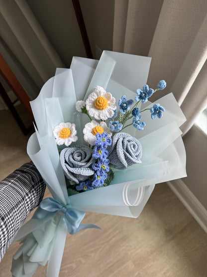 Morning Sky Crochet Bouquet – Blue Roses, White Daisies & Delicate Blue Bloom