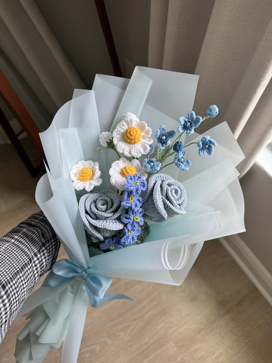 Morning Sky Crochet Bouquet – Blue Roses, White Daisies & Delicate Blue Bloom